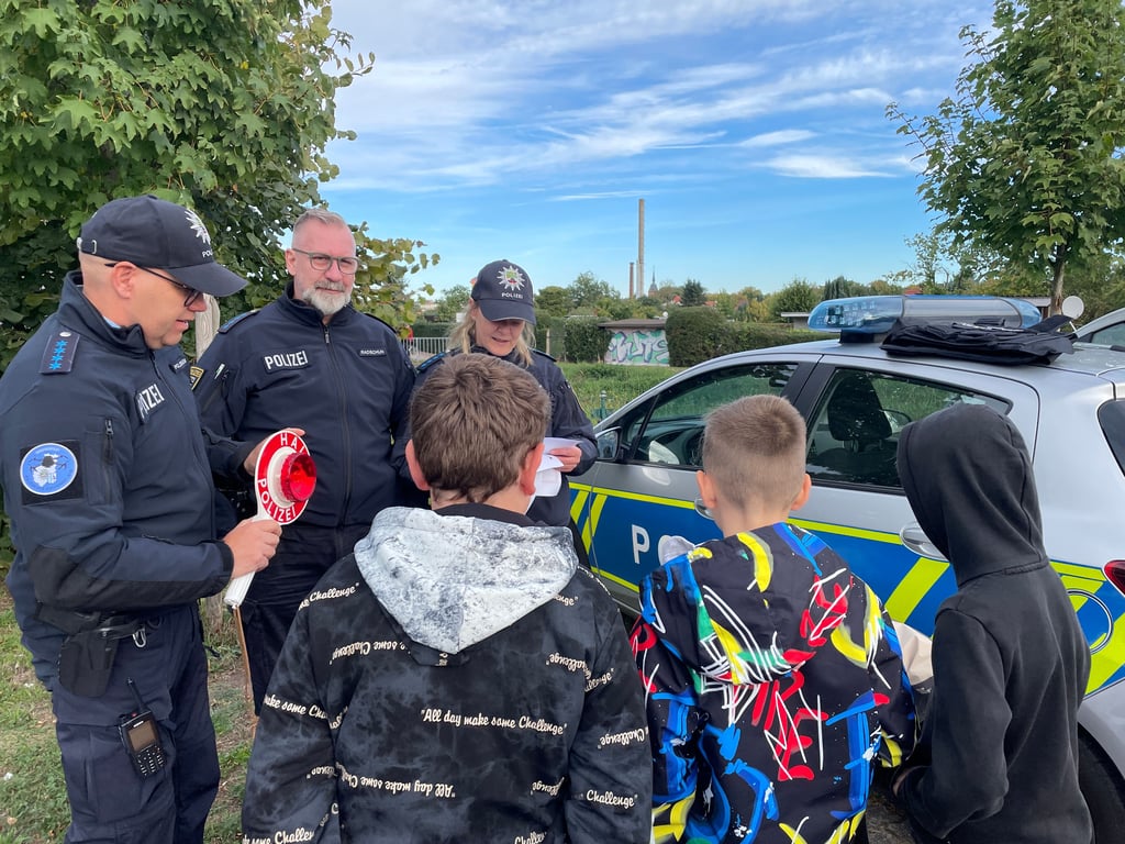 Wie sieht der Streifenwagen von innen aus und was gehört zur Ausrüstung dazu? Diese Fragen beantworteten die Regionalbereichsbeamten der Polizei Gommern und Möckern