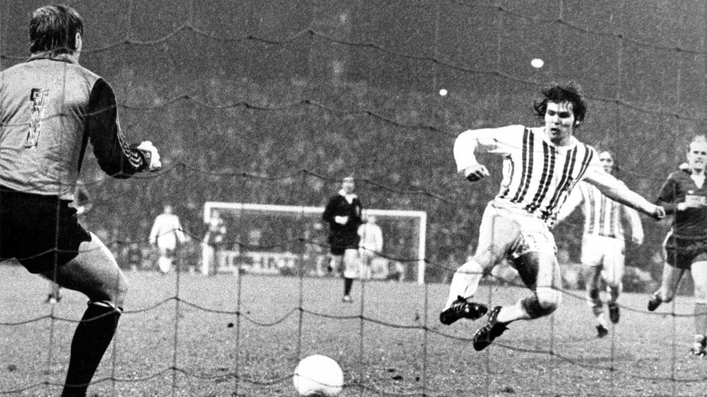 Jürgen Pommerenke trifft in dieser Szene im UEFA-Cup gegen den FC Schalke 04.