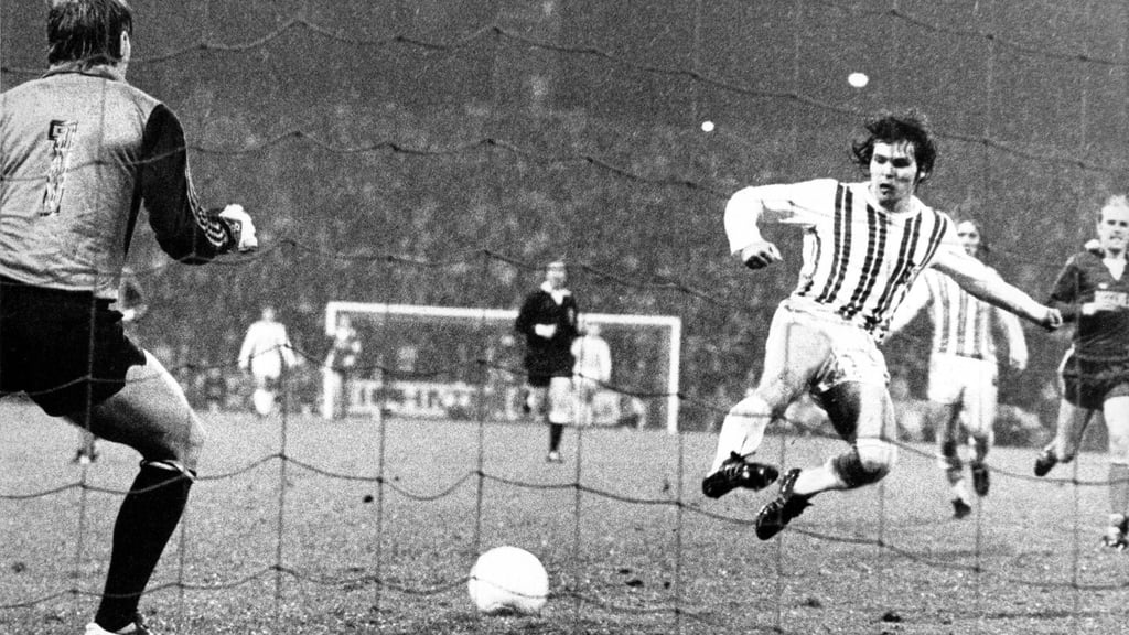 Jürgen Pommerenke trifft in dieser Szene im UEFA-Cup gegen den FC Schalke 04.