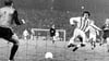 Jürgen Pommerenke trifft in dieser Szene im UEFA-Cup gegen den FC Schalke 04.