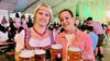 Zapfen mit bis zu 2,6 Bar Bierdruck über einhundert Maß am Abend: Antje Hartmann (links) und Janine Bartholomäus 