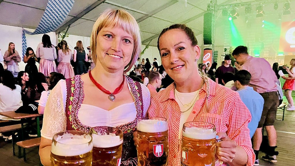 Zapfen mit bis zu 2,6 Bar Bierdruck über einhundert Maß am Abend: Antje Hartmann (links) und Janine Bartholomäus