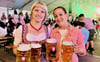 Zapfen mit bis zu 2,6 Bar Bierdruck über einhundert Maß am Abend: Antje Hartmann (links) und Janine Bartholomäus 
