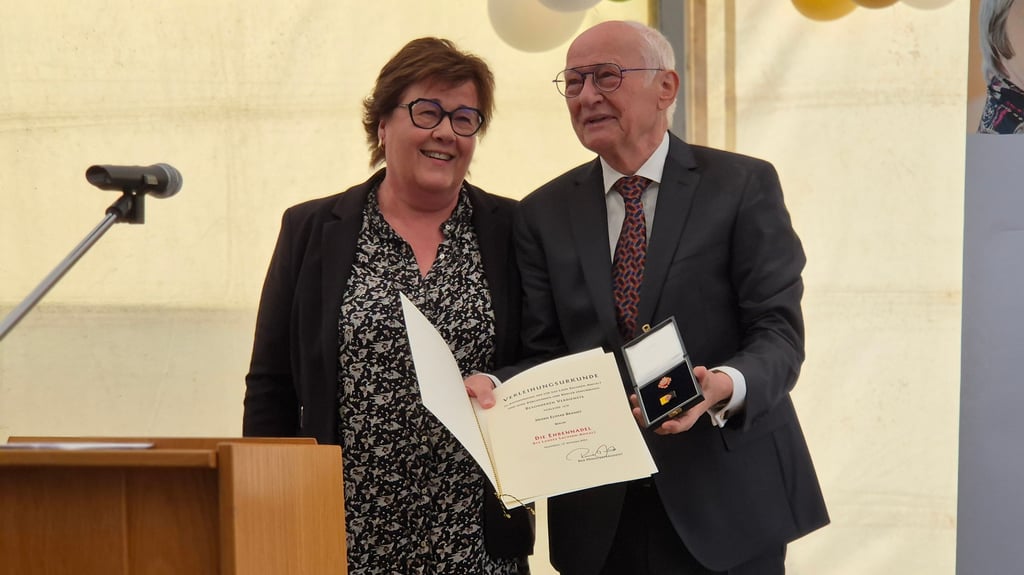 Gesundheitsministerin Petra Grimm-Benne (SPD) überreicht dem zu Tränen gerührten Elimar Brandt die Ehrennadel des Landes Sachsen-Anhalt. Er geht nach mehr als 13 Jahren als Vorstand der Borghardtstiftung in Stendal in den Ruhestand.