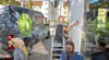 Die Firma Alpha Werbung von Ruth Schulze (l.)  beklebt beim Autohaus Feser Heise die Außenscheiben mit einer neuartigen Vogelschutzfolie. Im Bild: Maik Wagner und Anne Minz.