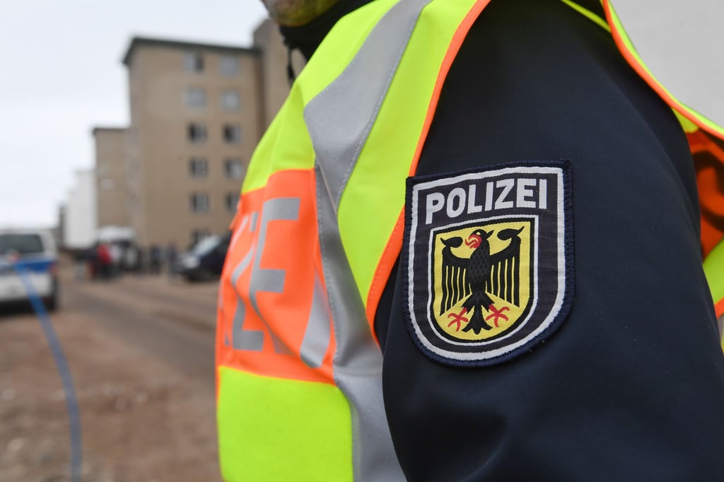Bei der Razzia waren 95 Polizeibeamte im Einsatz. (Symbolbild)