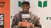 Basketball-Star Dennis Schröder signiert in Hamburg sein Kinderbuch für Fans.