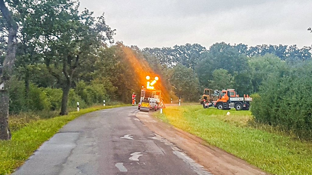 Ein bekanntes Bild für Autofahrer zwischen Osterburg und Dobbrun im Landkreis Stendal: Die Kreisstraßenmeisterei flickt die Kreisstraße.