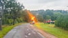 Ein bekanntes Bild für Autofahrer zwischen Osterburg und Dobbrun im Landkreis Stendal: Die Kreisstraßenmeisterei flickt die Kreisstraße.