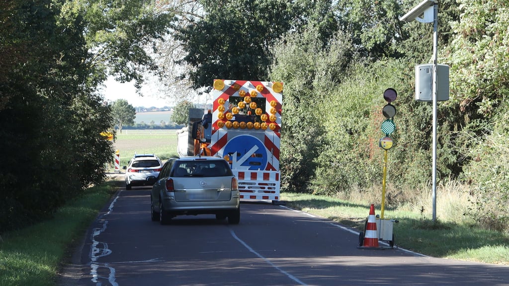 Wegen Bauarbeiten an den Brückenköpfen der Landesstraße L44 über den Graben "Siegrinne" im Samsweger Ortsteil Bleiche kommt es zu Verkehrsbehinderungen.