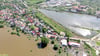 Blick auf Frohse am 11. Juni 2013: Das Wasser der Elbe drückt an das Dorf. Im Hinterland bildet sich Drängwasser und kann nicht abfließen. 
