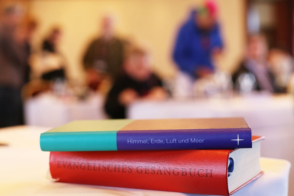 Die Mitglieder der Synode der Nordkirche haben am ersten Sitzungstag unter anderem über ein Schutzkonzept für die Synode diskutiert. Darin geht es um den Umgang mit Übergriffen innerhalb des Gremiums.