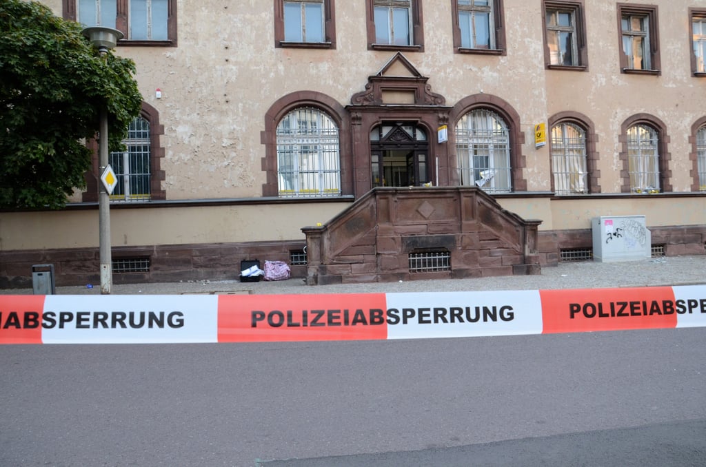 Der abgesperrte Tatort an der Postfiliale in Zerbst: Hier wurde 2023 der Geldautomat gesprengt, Nun wurden die Täter verurteilt.