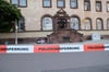Der abgesperrte Tatort an der Postfiliale in Zerbst: Hier wurde 2023 der Geldautomat gesprengt, Nun wurden die Täter verurteilt.