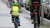 Fahrradfahren geht schneller als laufen - aber stellt andere Anforderungen. Also lieber nicht direkt allein mit dem Rad zur Schule, rät die Expertin.