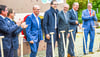 Beim Spatenstich: TotalEnergies-Senior-Vizepräsident Jean-Marc Durand (v. l.), TotalEnergies-Präsident Vincent Stoquart, die Geschäftsführer der Leipziger Stadtwerke, Karsten Rogall und Maik Piehler, TotalEnergies-Raffinerie-Geschäftsführer Thomas Behrends, Leipzigs Oberbürgermeister Burkhard Jung und Sachsens Wirtschaftsminister Dirk Panter