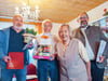 Bürgermeister Thomas Schneider (re.) und Ortsbürgermeister Jörn Mozdzanowski (li.) bringen Hans-Joachim und Margot Rohr Glückwünsche und kleine Geschenke zu ihrem Ehrentag.