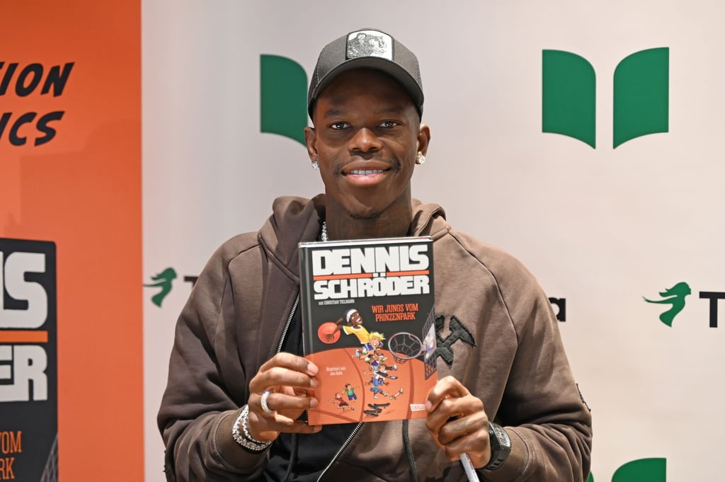 Basketball-Star Dennis Schröder signiert in Hamburg sein Kinderbuch für Fans.