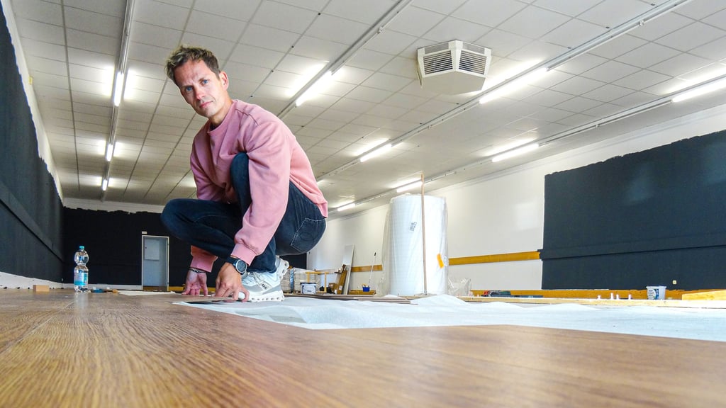 Guido Kortüm eröffnet in Seehausen (Altmark) sein drittes Fitnessstudio der Marke Fit+. Aktuell verlegt er Laminat auf dem Fliesenboden.