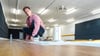 Guido Kortüm eröffnet in Seehausen (Altmark) sein drittes Fitnessstudio der Marke Fit+. Aktuell verlegt er Laminat auf dem Fliesenboden. 