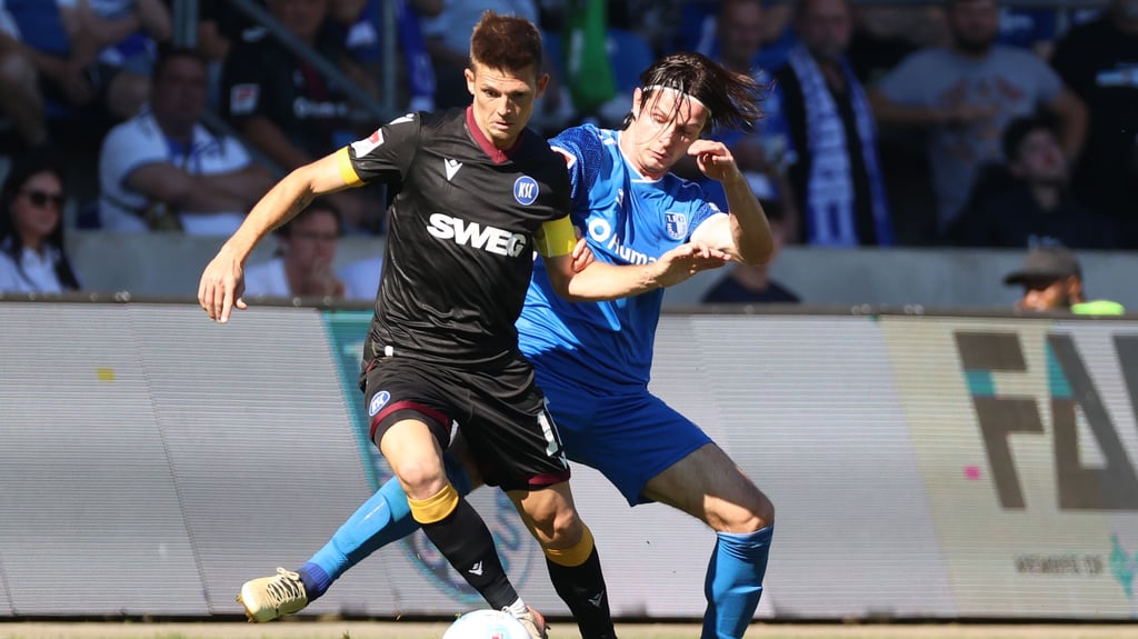 Marvin Wanitzek (links) und der KSC spielen gerne gegen Jean Hugonet und den FCM.