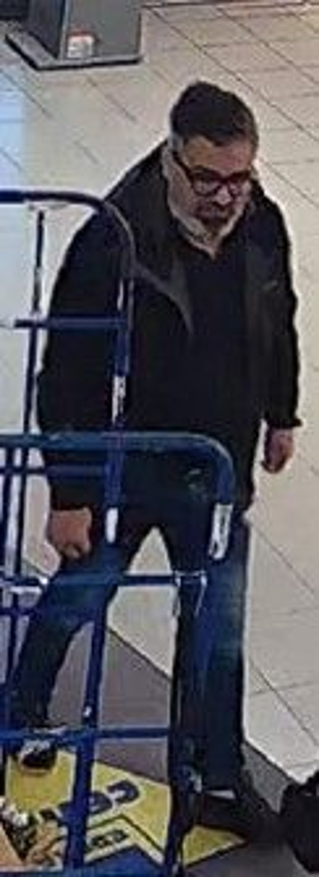 Der Mann hat mutmaßlich in einem Supermarkt in der Hermesstraße in Halle eine Geldbörse gestohlen.