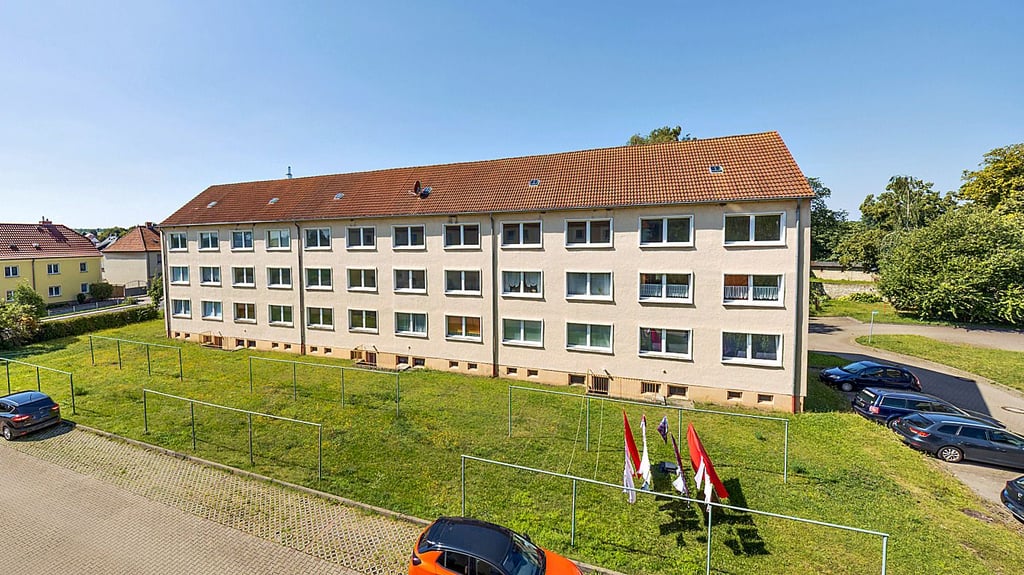 Die Umland Wohnungsgesellschaft GmbH Egeln besitzt in der Bahnhofstraße in Groß Börnecke diesen Block mit zahlreichen Wohnungen.