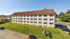 Die Umland Wohnungsgesellschaft GmbH Egeln besitzt in der Bahnhofstraße in Groß Börnecke  diesen Block mit zahlreichen  Wohnungen.