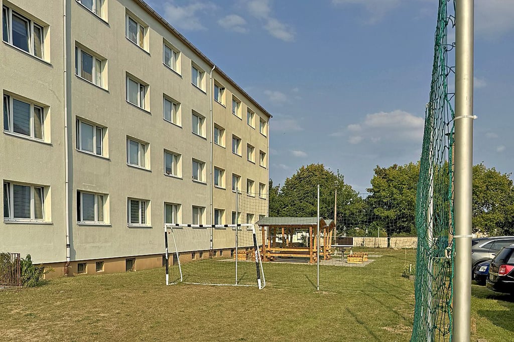 Hinter einem Wohnblock im Kalitzer Weg in Loburg sind Freizeitmöglichkeiten für alle Anwohner eingerichtet worden.