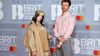 Der Bruder von Popstar Billie Eilish (links), der Musiker Finneas O'Connell, hat sich verlobt. (Archivbild)