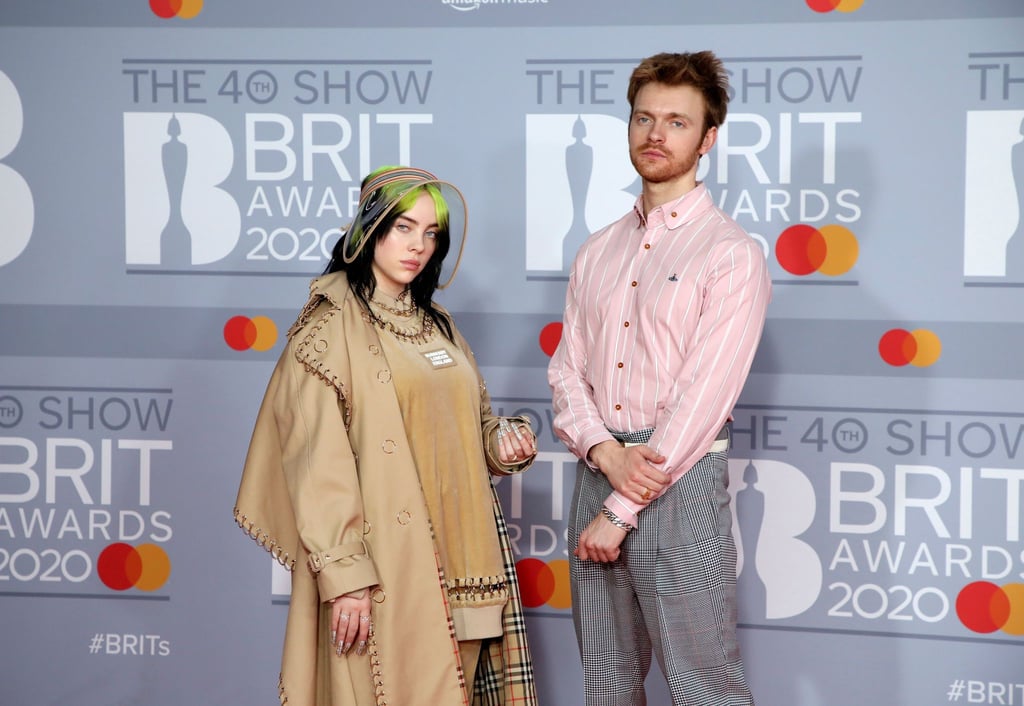 Der Bruder von Popstar Billie Eilish (links), der Musiker Finneas O'Connell, hat sich verlobt. (Archivbild)