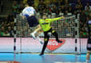 Mit seinen Paraden 14 und 15 hielt Sergey Hernandez den dritten Sieg im dritten Champions-League-Spiel fest.