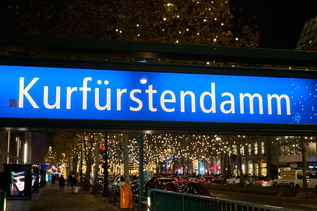 Spenden helfen, die Weihnachtsbeleuchtung am Kurfürstendamm zu finanzieren. (Archivbild)