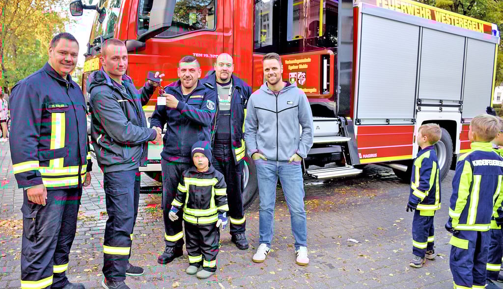 Nach der Ankunft vor dem Feuerwehrgerätehaus in Westeregeln übergab Martin Braune (2.v.l.) im Beisein von Bürgermeister Tim Heberling (r.) und des Verbandsgemeinde-Wehrleiters Michael Kieler den Schlüssel für das neue Löschfahrzeug an den Ortswehrleiter Nick Spangenberg.