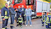 Nach der Ankunft vor dem Feuerwehrgerätehaus in Westeregeln übergab Martin Braune  (2.v.l.) im Beisein von Bürgermeister Tim Heberling (r.) und des Verbandsgemeinde-Wehrleiters Michael Kieler den Schlüssel für das neue Löschfahrzeug an den Ortswehrleiter Nick Spangenberg. 