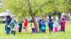 Mädchen und Jungen der Grundschule Rehmsdorf gehörten am Donnerstag zu den Besuchern des Ernte- und Safttages auf der Zeitzer Bürgerobstwiese.