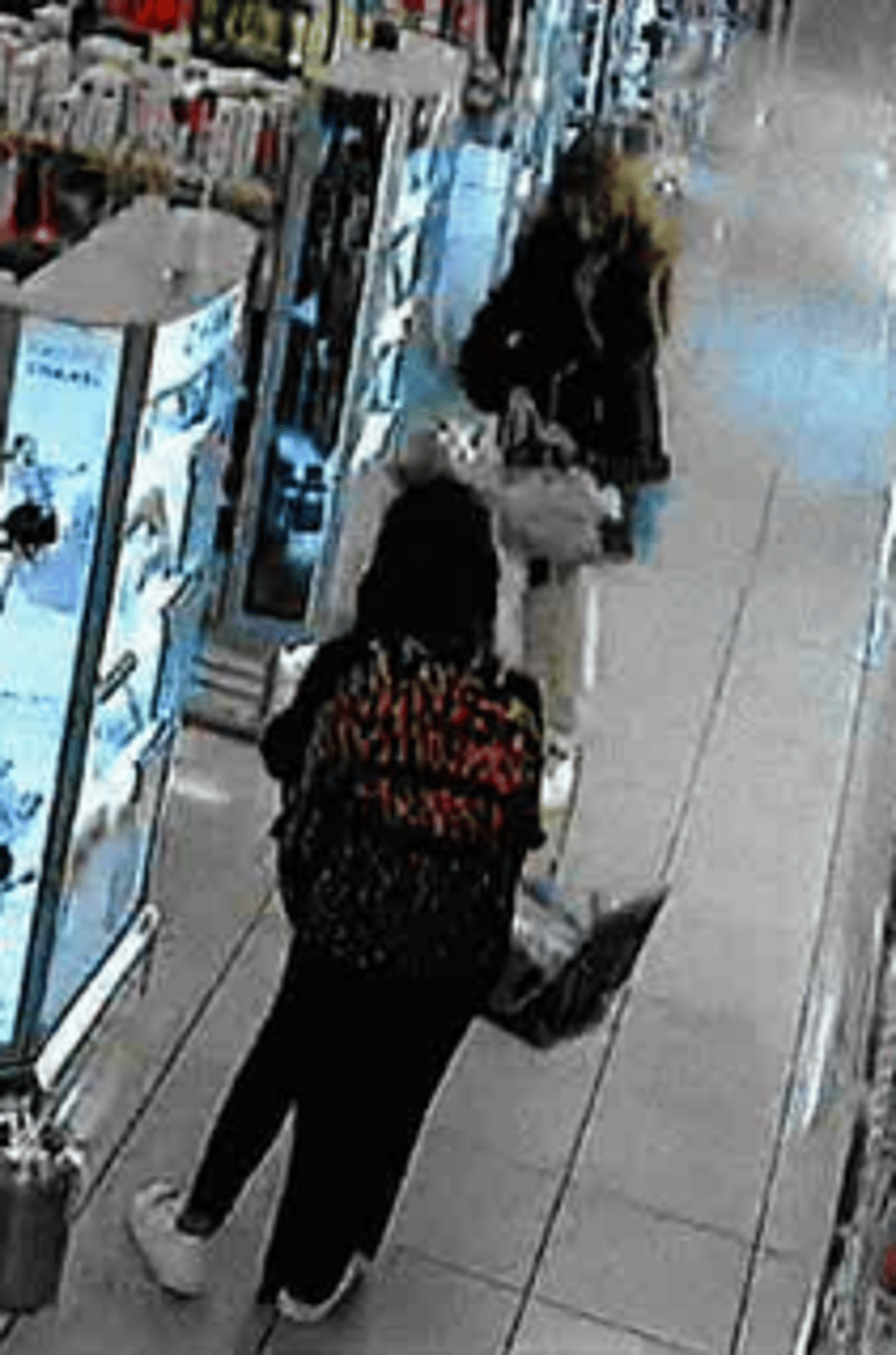 Die Täterinnen entfernten die Diebstahlsicherungen der Parfümflaschen und versteckten diese in einem Rucksack.