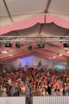 Partyspaß im rot-weiß geschmückten Festzeit: Wie hier bei der Quedlinburger Wiesn 2024 soll in wenigen Tagen wieder Oktoberfest gefeiert werden.