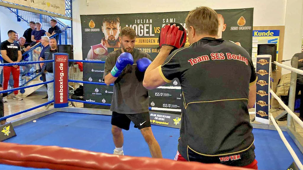 Weltmeister Julian Vogel und Trainer Dirk Dzemski steigen bei einem öffentlichen Probetraining im E-Center in den Ring.