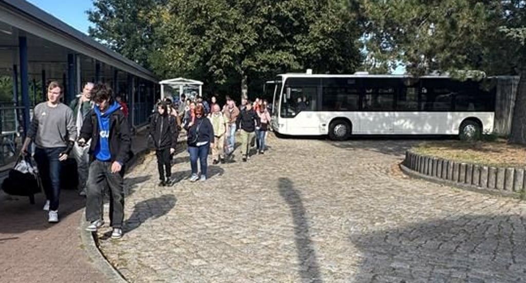 Bahnreisende am Bahnhof in Möser - Schienenersatzverkehr unter erschwerten Bedingungen.