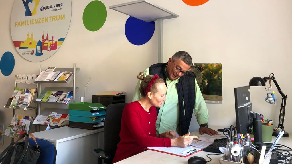 Axel Walter, neuer Teilhabekoordinator der Stadt Quedlinburg, bespricht mit der Gleichstellungsbeauftragten Samantha Mantel die ersten Projekte.