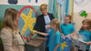 TAV-Geschäftsführerin Loretta Kablitz zeigt den Kindern, wie der Trinkbrunnen funktioniert. 