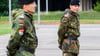 Oberst Frank Wachter (r) ist neuer Kommandeur des Landeskommandos der Bundeswehr in Niedersachsen.