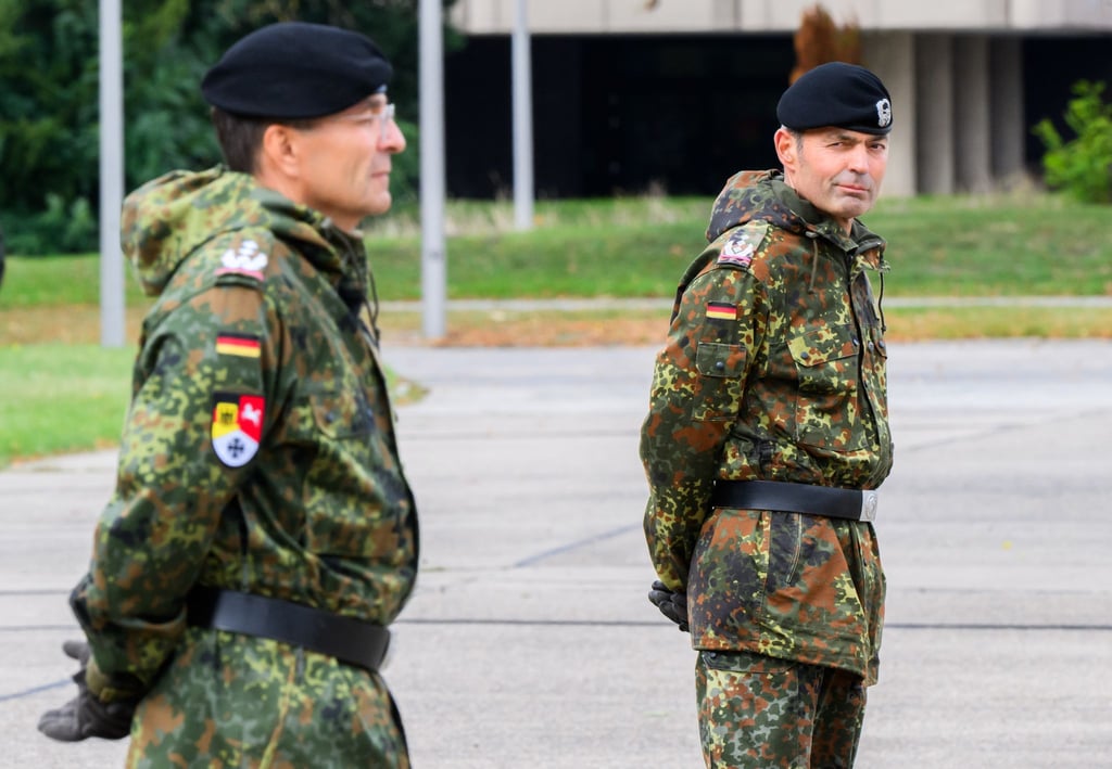 Oberst Frank Wachter (r) ist neuer Kommandeur des Landeskommandos der Bundeswehr in Niedersachsen.
