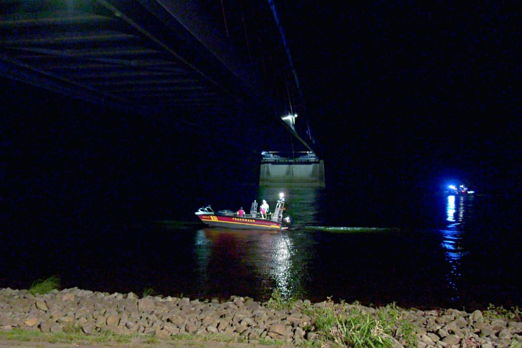 Mit Booten, einem Hubschrauber und vielen Menschen waren Feuerwehr, Polizei, Technisches Hilfswerk, Bundespolizei und DLRG im Einsatz.