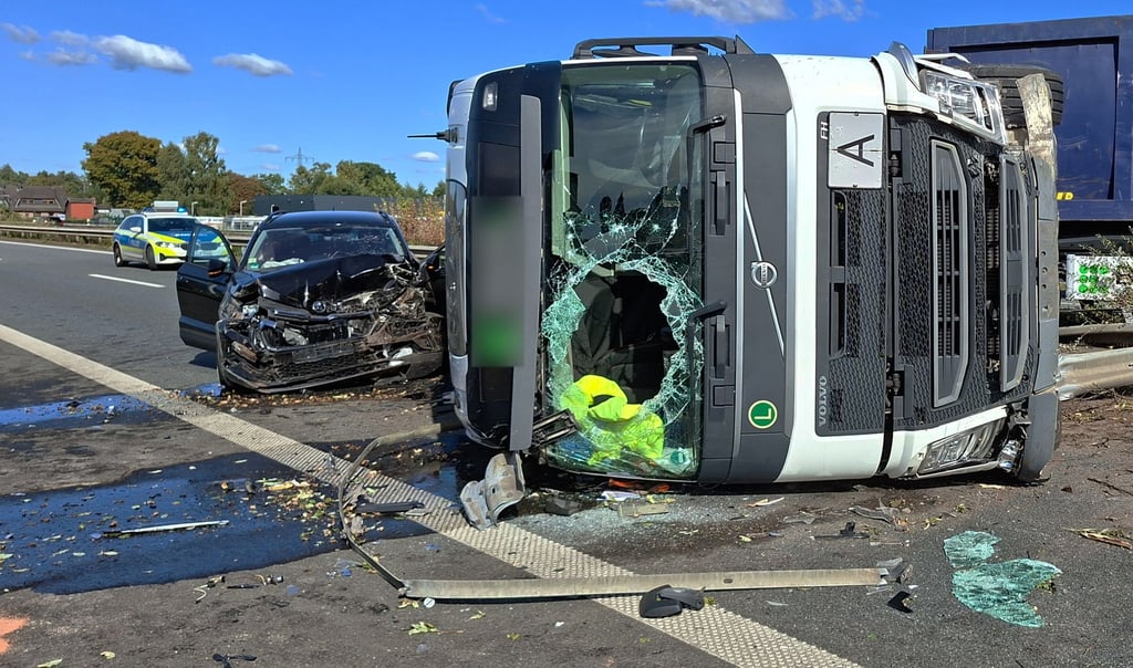 Ein Gesamtschaden von rund 100.000 Euro ist bei einem Unfall auf der A28 entstanden, zwei Menschen wurden verletzt.