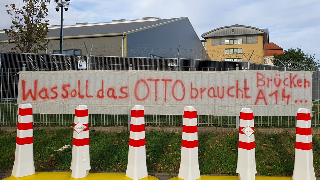 Ein Protestplakat hing am Donnerstag (25. September 2025) kurz am Zaun des provisorischen Gerichtsgebäudes für den Prozess gegen den Weihnachtsmarkt-Attentäter.