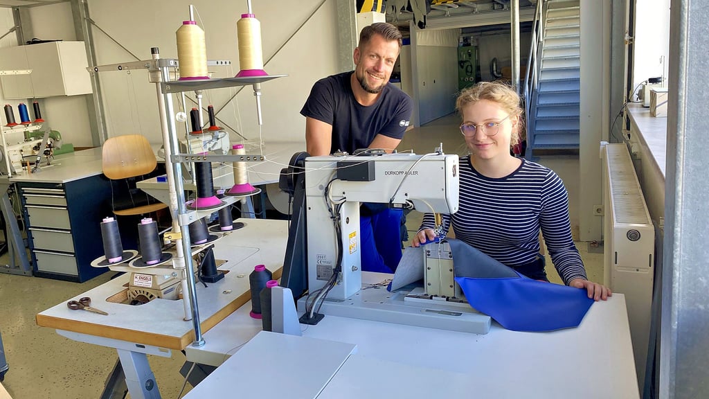 Sandra Krause (17) ist Anfang September, einen Monat später als geplant, in die Ausbildung bei der Autosattlerei Seefeldt – hier mit Juniorchef Stefan Seefeldt (38) – eingestiegen. Grund der Verzögerung war ein Reitunfall.