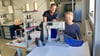 Sandra Krause (17) ist Anfang September, einen Monat später als geplant, in die Ausbildung bei der Autosattlerei Seefeldt – hier mit Juniorchef Stefan Seefeldt (38) – eingestiegen. Grund der Verzögerung war ein Reitunfall.