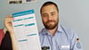 Constantin Chmelka, Ortsverbandschef des Technischen Hilfswerks Salzwedel, hält eine Checkliste des Bundesamtes für Katastrophenschutz  zum Selbstschutz für Bürger in die Höhe.